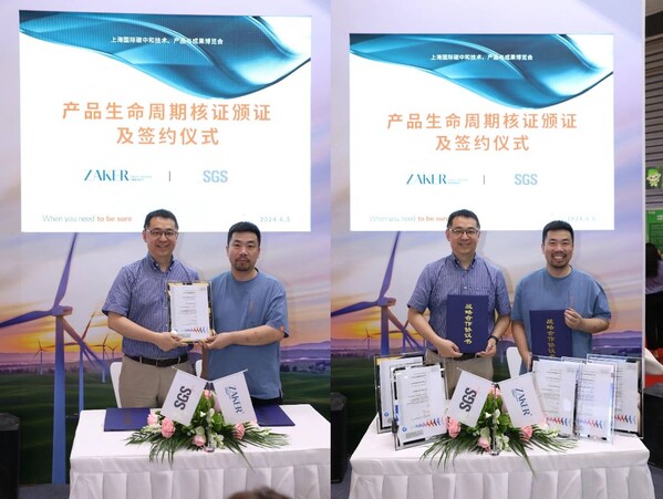产品生命周期核证颁证及签约仪式:SGS时尚与服饰科技服务全球技术副总监王安博士(左)浙江嘉柯新材料科技有限公司创始人郑嗣铣先生(右)