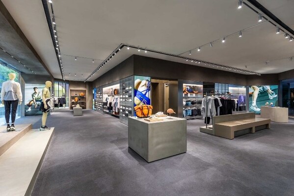 图3:On昂跑南京万象天地店内品牌代表性铝制装置,打造南京文化潮流新地标