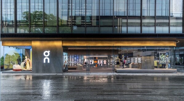 图2:On昂跑南京万象天地店融汇独特的历史韵味与现代摩登元素 图2:On昂跑南京万象天地店融汇独特的历史韵味与现代摩登元素