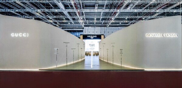 第七届中国国际进口博览会开云馆以中式卷轴为灵感,聚焦手工艺传承,诠释“匠艺自舒卷,云起荟西东”的主题概念