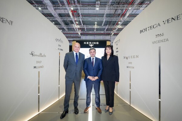 从左到右:开云集团副首席执行官(负责运营与财务)让-马克·杜布莱斯先生(Jean-Marc Duplaix),法国驻上海总领事王度先生(Joan Valadou)与开云集团大中华区总裁蔡金青女士共同见证开云馆启幕