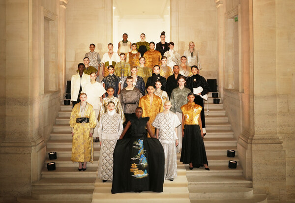 波司登“融”概念秀闪耀法国巴黎,揭开东方时尚长卷