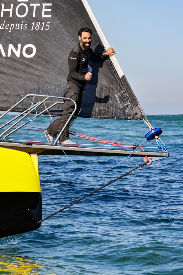 LES SABLES D’OLONNE ,法国- 2025年2月3日:宇舶表船长Alan Roura ( SUI )于2025年2月3日在法国Les Sables d 'Olonne拍摄了Vendee Globe第18名的照片- (摄影: Anne Beauge/Alea )