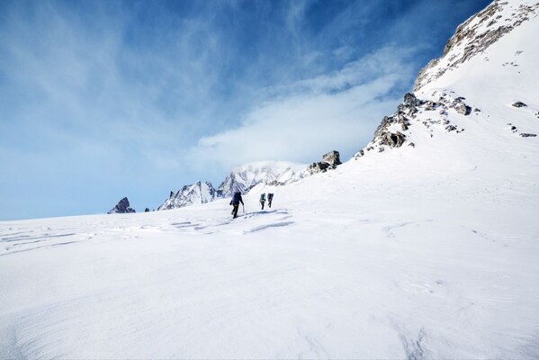 倪妮与周轶君跟随杨小华开启两人首次冰川结组攀登