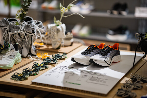 安踏马赫5代跑鞋