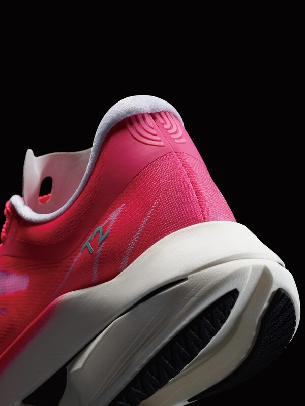 鞋身带有“T2”标记和后跟摩擦条