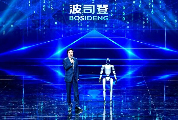 图片:高德康对话宇树机器人“小宇”