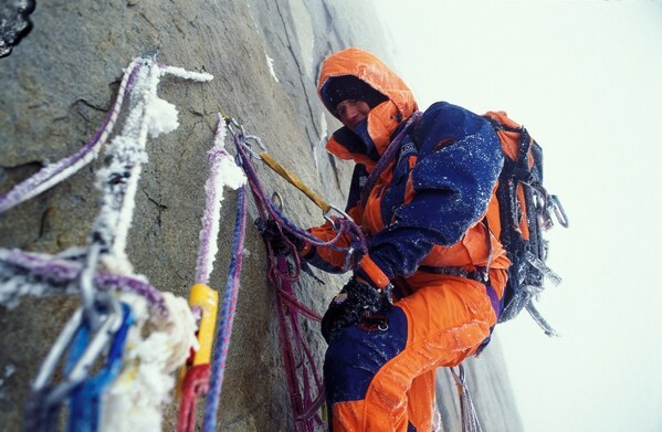 登山家使用猛犸象装备登山