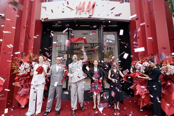 H&M风格之邸开业现场剪彩,(左起)H&M区域经理Marina Mustafina、H&M南区销售经理康凯、H&M大中华区零售总裁司懿徳、淮海集团党委书记、董事长张敏女士、H&M风格之邸店长吴莉