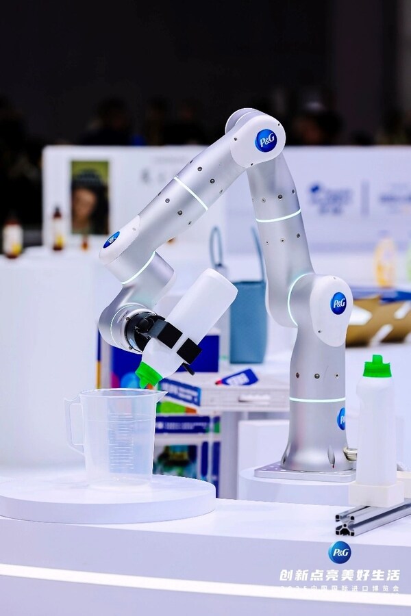 在洗衣原液设计环节中,自适应机器人模拟消费者真实倾倒动作