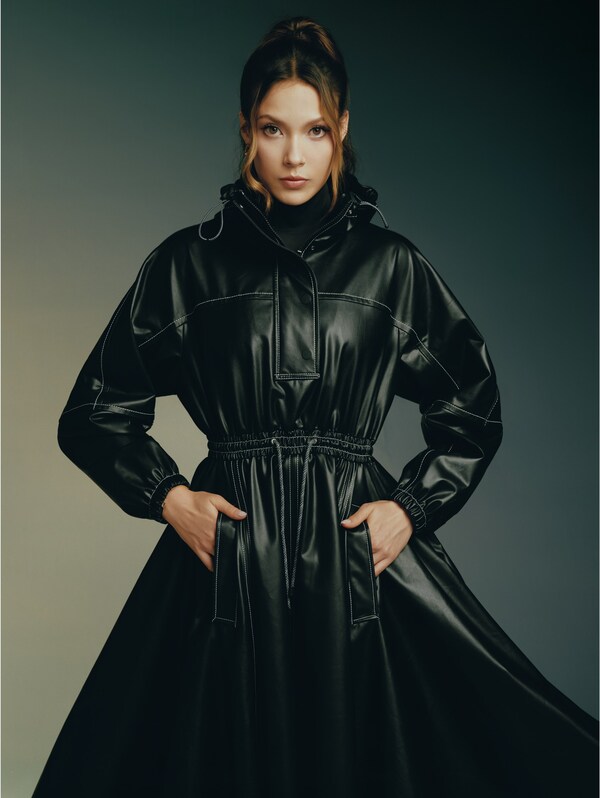 安踏品牌代言人谷爱凌上身纯素皮革系列女款连衣裙